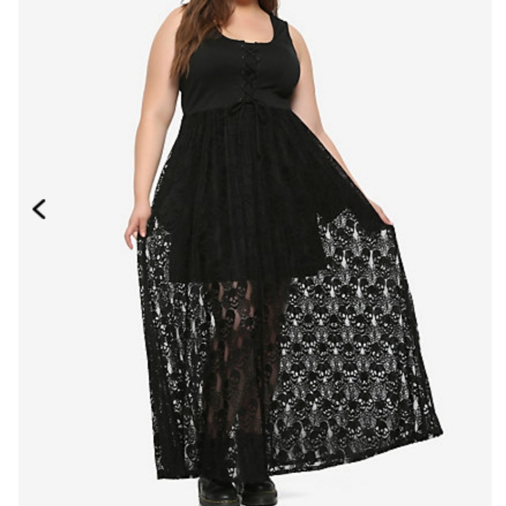 BNWT Hot Topic, size 4, black lace up, skull maxi